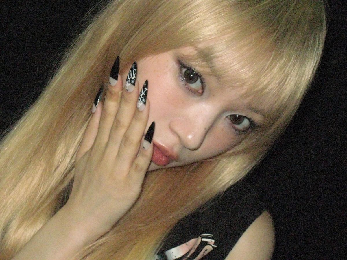 스모키 메이크업으로 색다른 모습을 선보인 아일릿 모카. X @ILLIT_twt