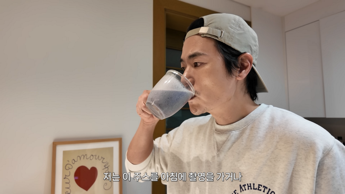김강우가 10년간 마셨다는 주스. 유튜브 ‘김강우 KIMKANGWOO’ 