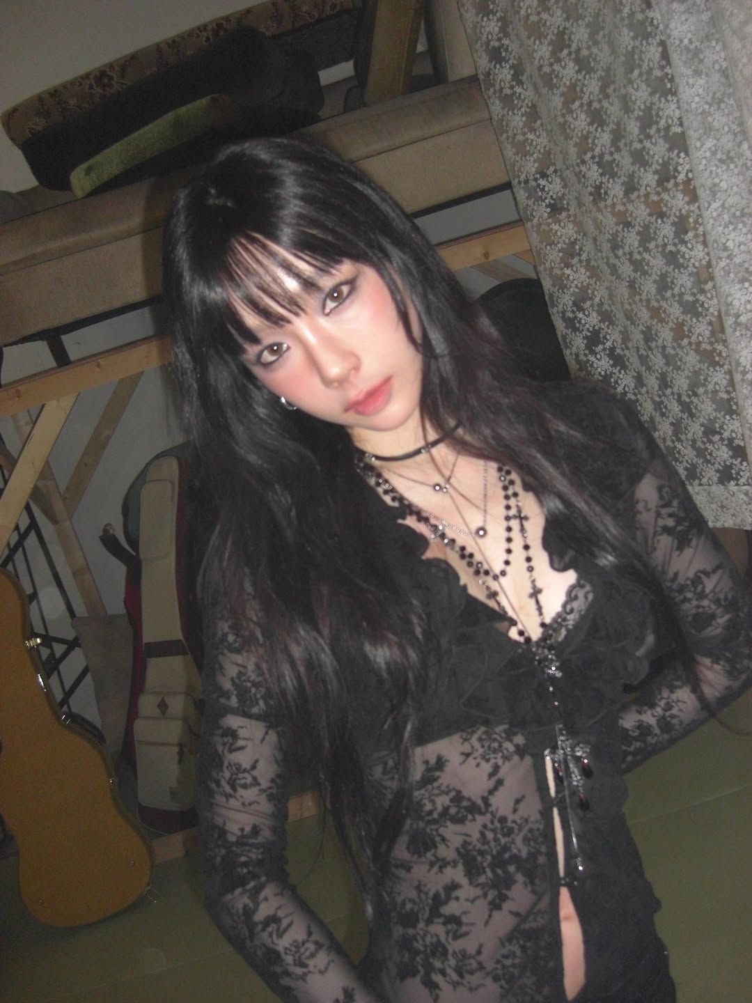 캣츠아이 스모키 메이크업을 선보인 태연. 인스타그램 @taeyeon_ss