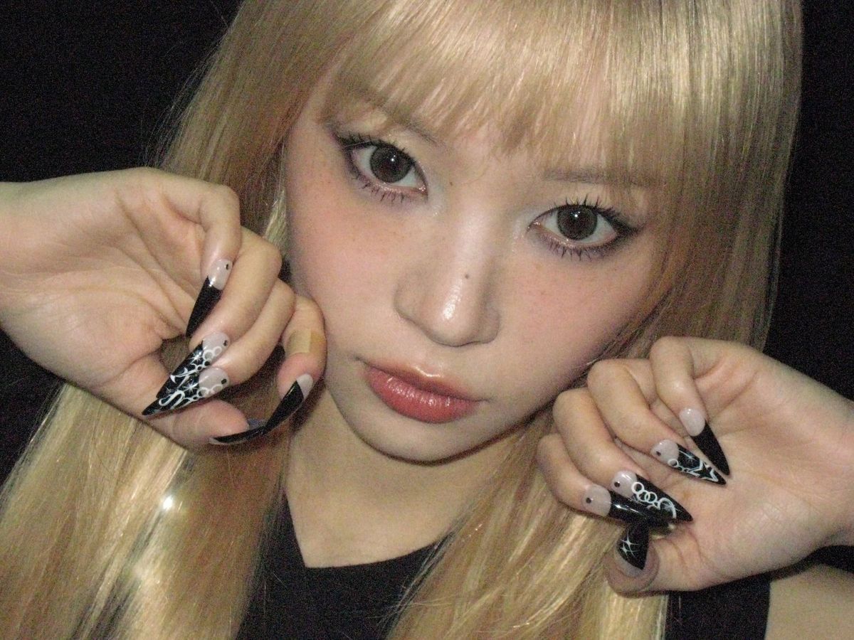 스모키 메이크업으로 색다른 모습을 선보인 아일릿 모카. X @ILLIT_twt