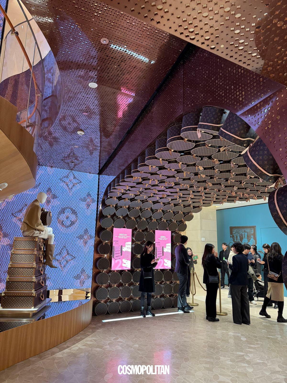 매장 입구와 계단 장식