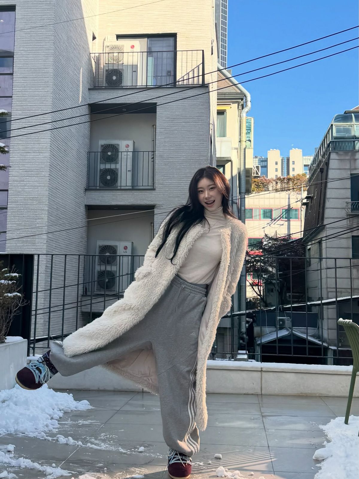 원마일웨어 룩에 패딩 슈즈를 매치한 채령. 인스타그램 @chaerrry0