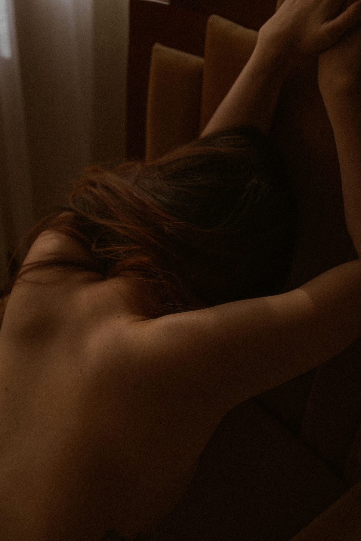 침대에서 베개 활용하는 법. 언스플래쉬