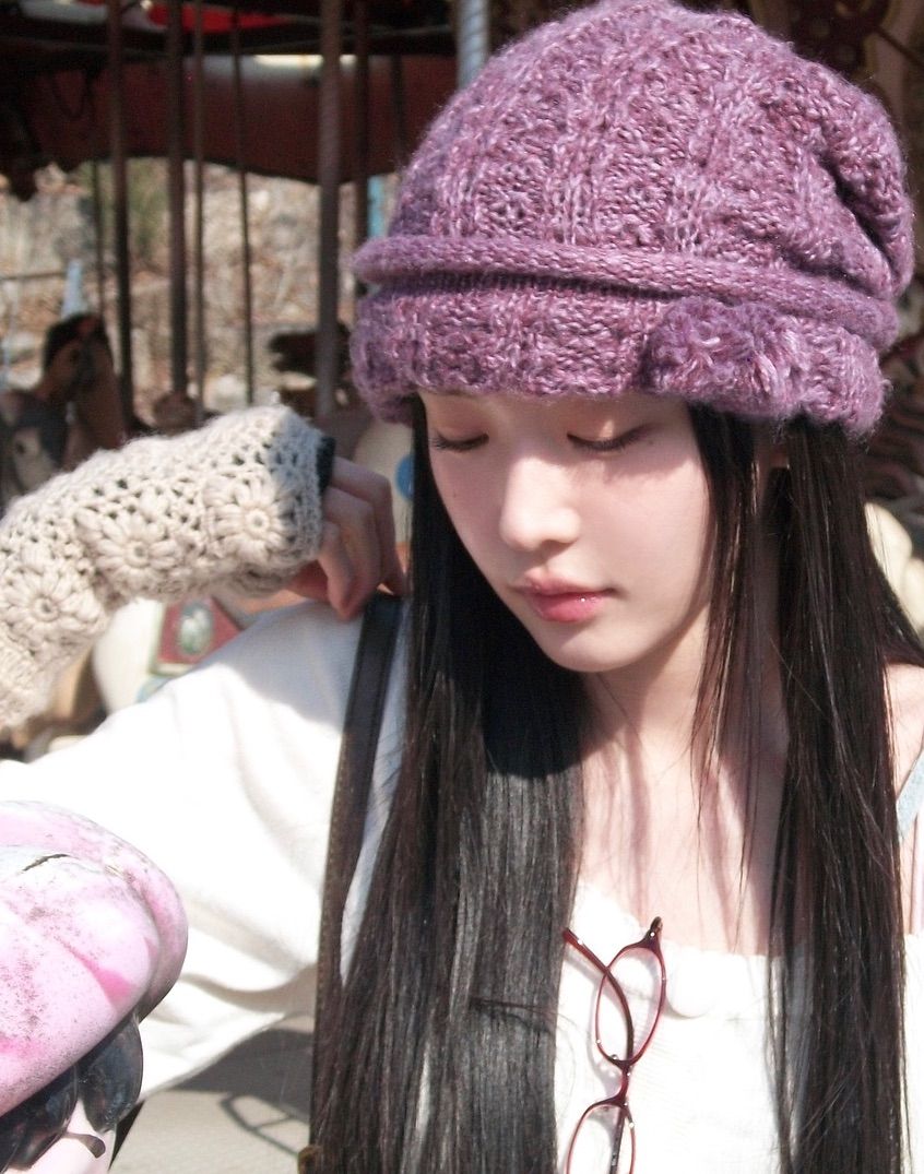 다양한 그래니 비니 스타일링을 선보인 최윤지. 인스타그램 @yoonjiiii