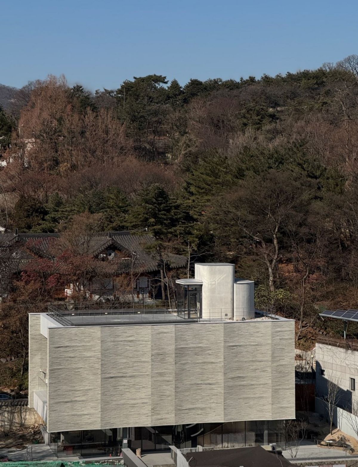 포스톤즈 내부와 건물. 네이버지도 포스톤즈 삼청점 업체 등록 사진