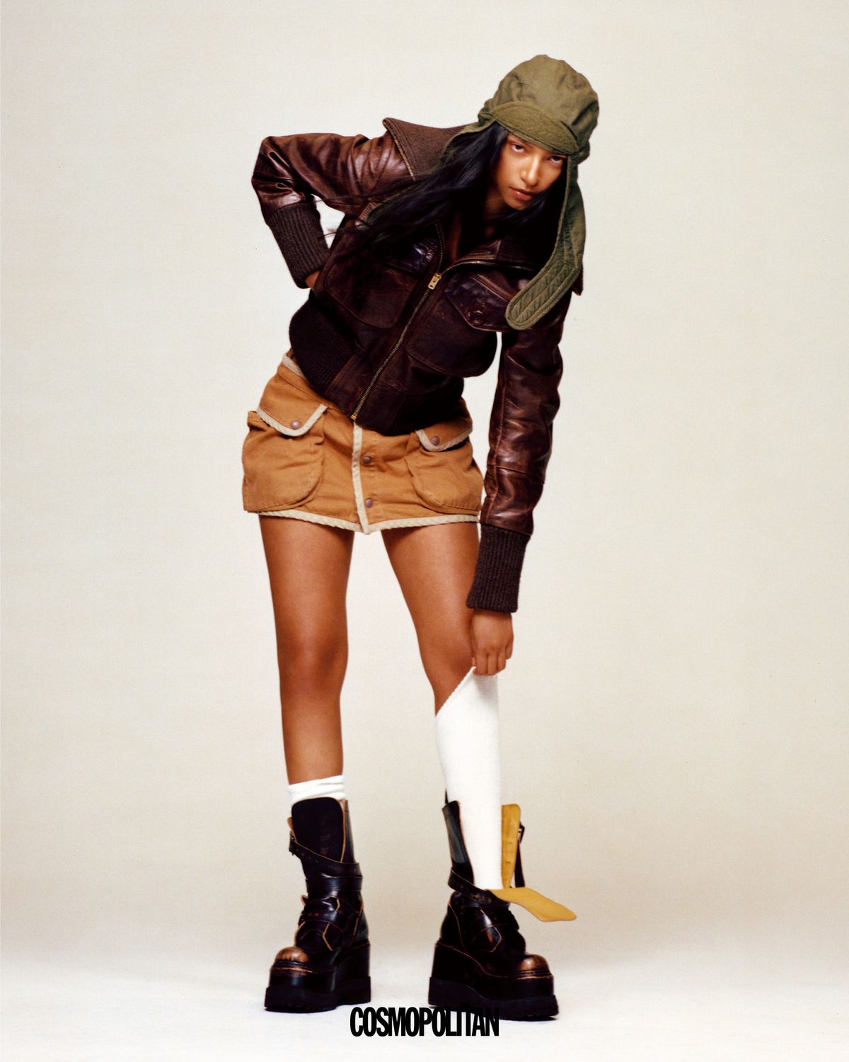 레더 보머 재킷 Coach. 미니스커트, 부츠 모두 R13. 모자, 양말 스타일리스트 소장품.