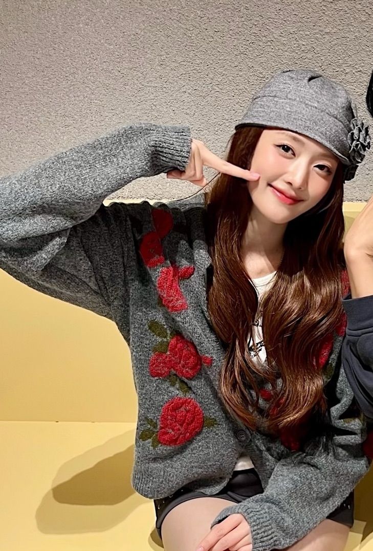 그레이 컬러 그래니 비니를 착용한 민니. 인스타그램 @min.nicha