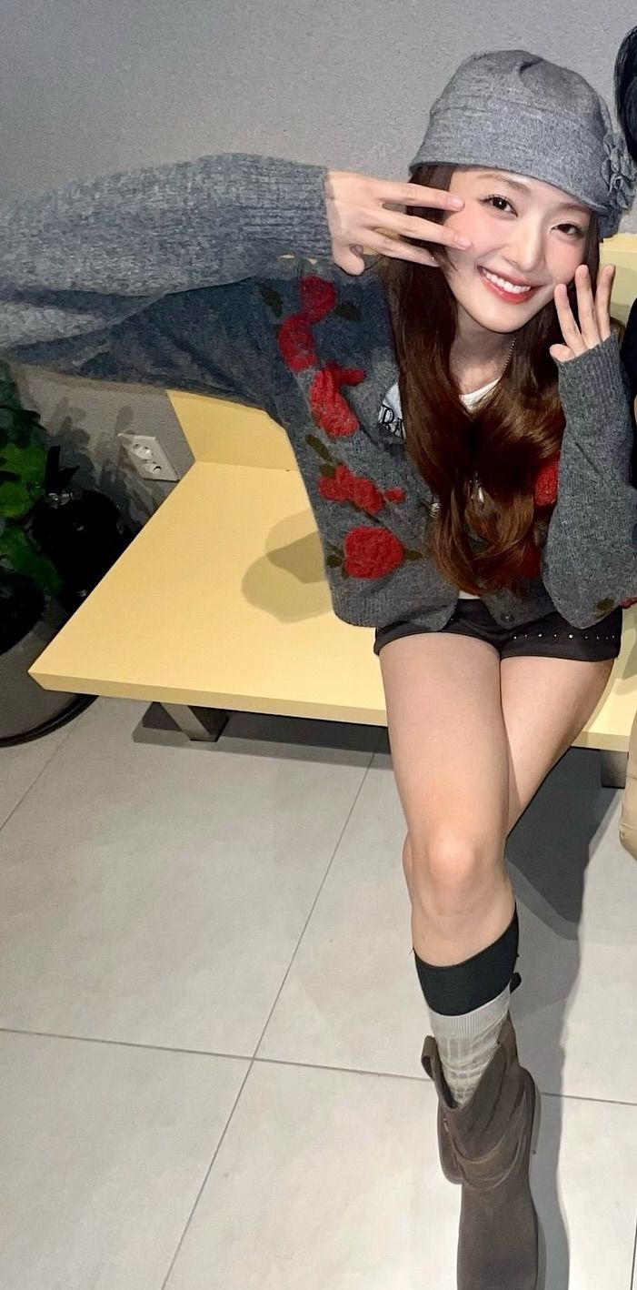 그레이 컬러 그래니 비니를 착용한 민니. 인스타그램 @min.nicha