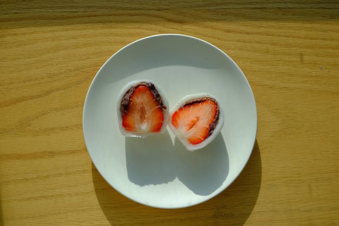 다양한 맛의 찹쌀떡과 함께 브루잉 커피를 즐길 수 있는 자하 서울. 인스타그램 @jaha_seoul