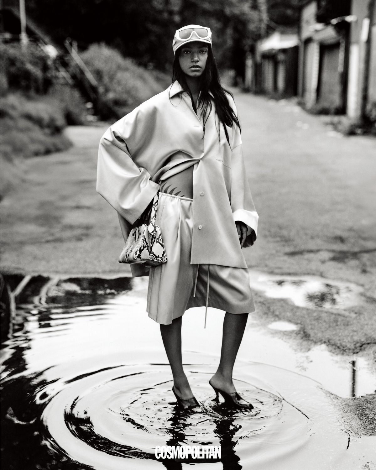 레더 재킷, 버뮤다팬츠 모두 Calvin Klein Collection. 모자, 선글라스 모두 Gucci. 백, 뮬 모두 Khaite.