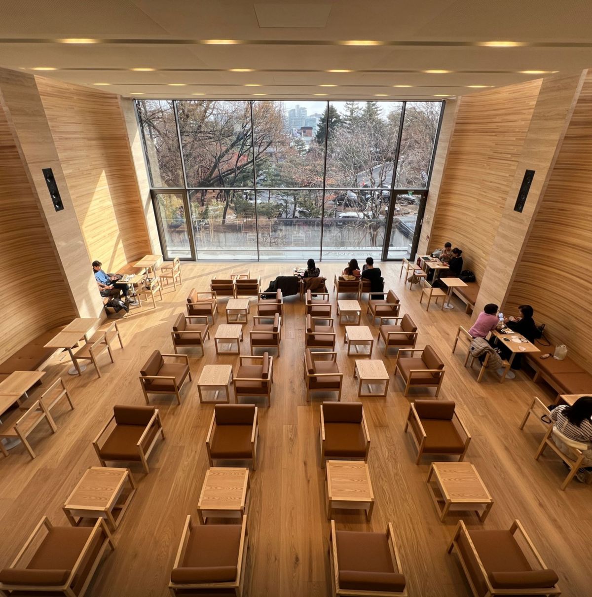 포스톤즈 내부와 건물. 네이버지도 포스톤즈 삼청점 업체 등록 사진