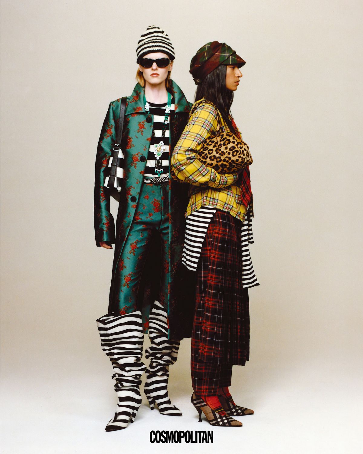 (왼쪽)코트, 팬츠 모두 Edward Cuming. 이너 톱 Marge Sherwood. 니트 모자 Bailey Goldberg. 벨트 W. Kleinberg. 선글라스 Thistles. 목걸이 Van Cleef & Arpels. 백 Coachtopia. 부츠 Sergio Rossi. (오른쪽)셔츠 Lazoschmidl. 허리에 묶은 니트 톱 Alex Mill. 팬츠, 펌프스 모두 Burberry. 모자 Harlem’s Heaven Hats. 머플러 Coach. 백 Mansur Gavriel. 양말 American Trench.