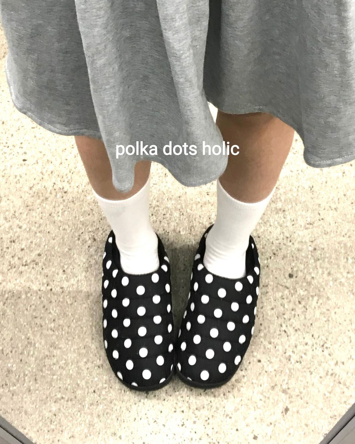 프레피 룩에 폴카 도트 패딩 슈즈를 착용한 레이. 인스타그램 @reinyourheart