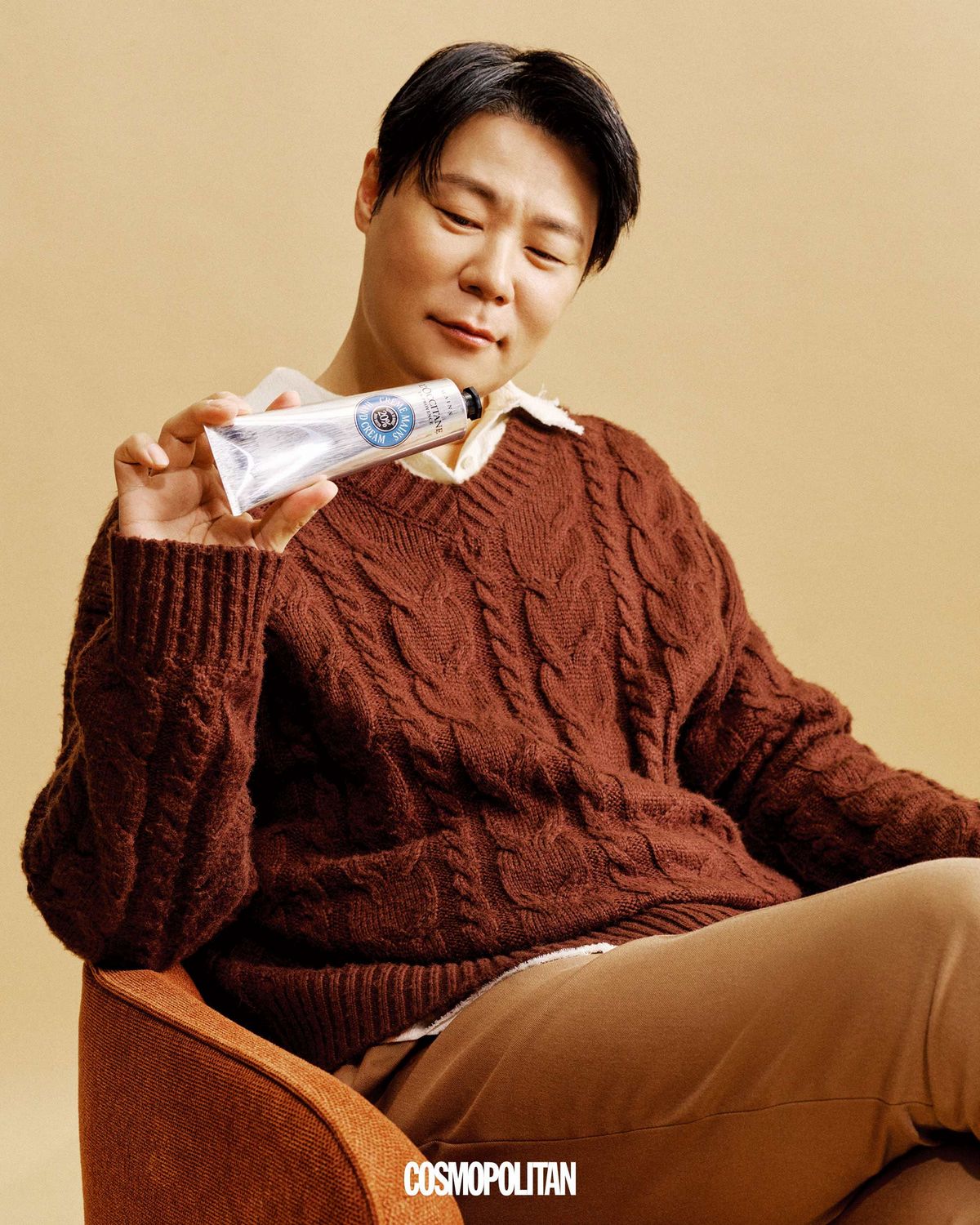 셔츠 By Rang. 케이블 니트 톱, 팬츠 스타일리스트 소장품. 시어 버터 핸드 크림 150ml 4만2천원 L’occitane.