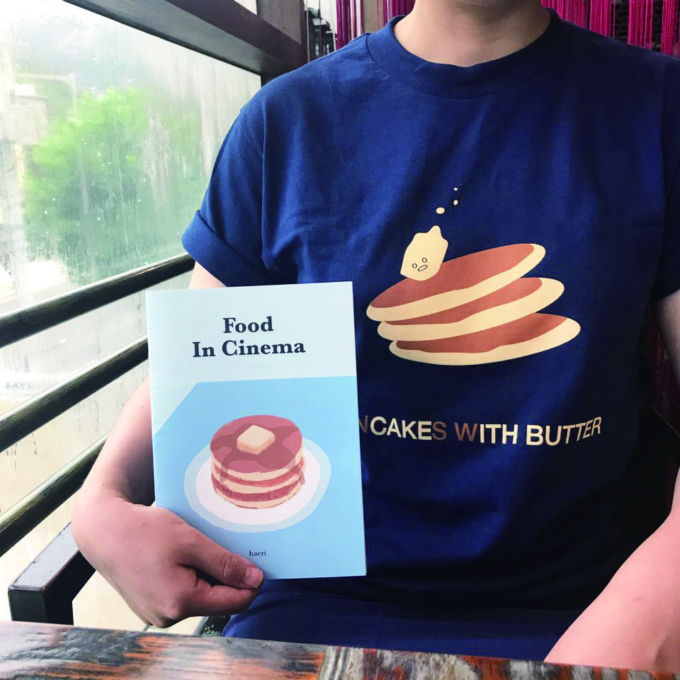 작가의 이름 이니셜과 팬케이크를 새긴 티셔츠