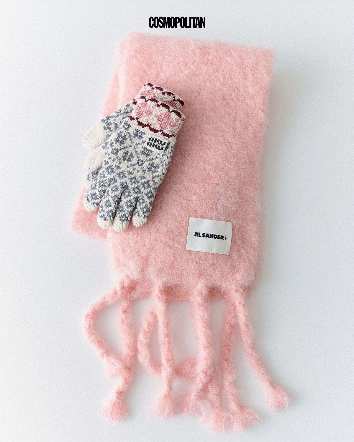 캐시미어 글러브 78만원 Miu Miu. 모헤어 머플러 68만원 Jil Sander.