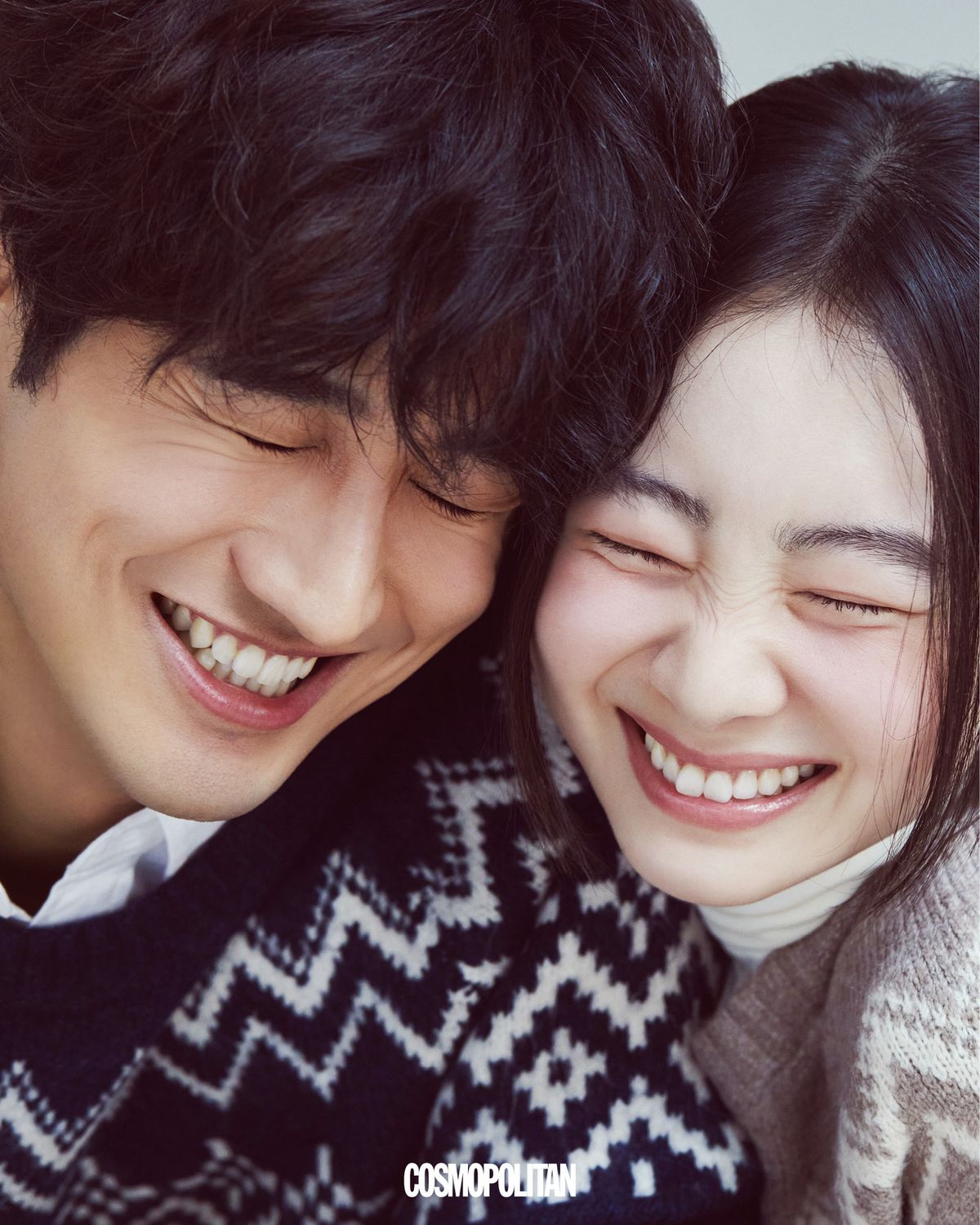 (나현웅)페어 아일 니트 톱 16만9천원, 옥스퍼드 셔츠 12만9천원 모두 Marithé François Girbaud. (남영서)페어 아일 니트 톱 16만9천원, 레이어드 터틀넥 5만9천원 모두 Marithé François Girbaud.