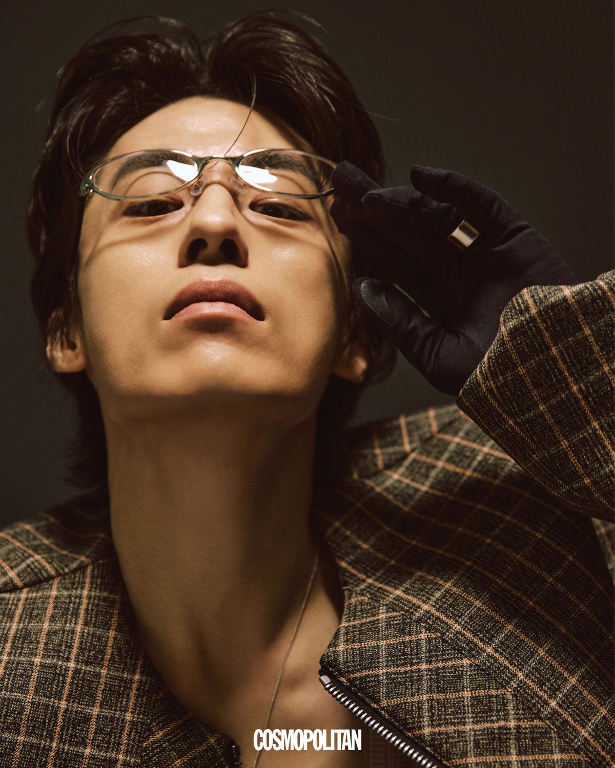 재킷, 반지 모두 Acne Studios. 안경 Gentle Monster. 목걸이, 글러브 스타일리스트 소장품.