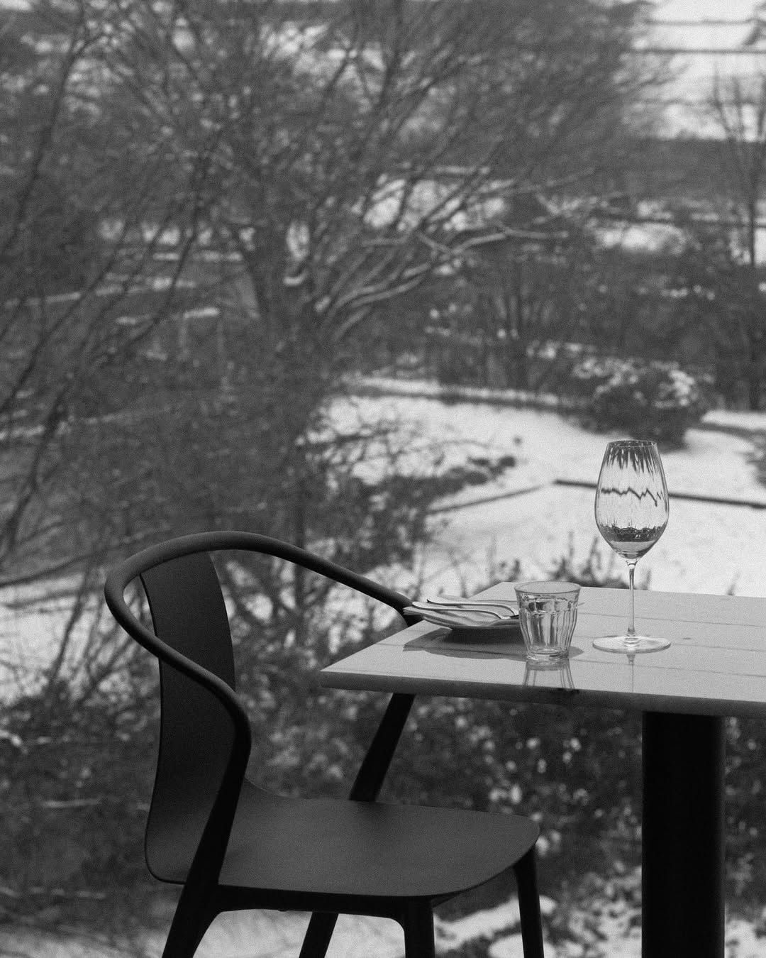 고즈넉한 창덕궁 경치를 바라보며 식사를 즐길 수 있는 파티나. 인스타그램 @patina.seoul