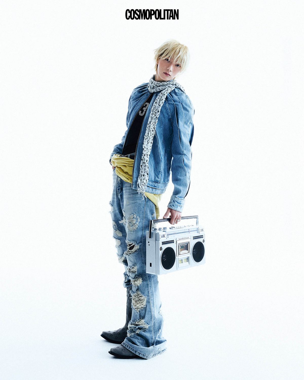 데님 재킷, 허리에 두른 톱 모두 Goomheo. 이어 커프 Novice Tokyo. 반지 Jem & Pebbles. 이너 톱, 데님 팬츠, 벨트, 스카프, 부츠 스타일리스트 소장품.