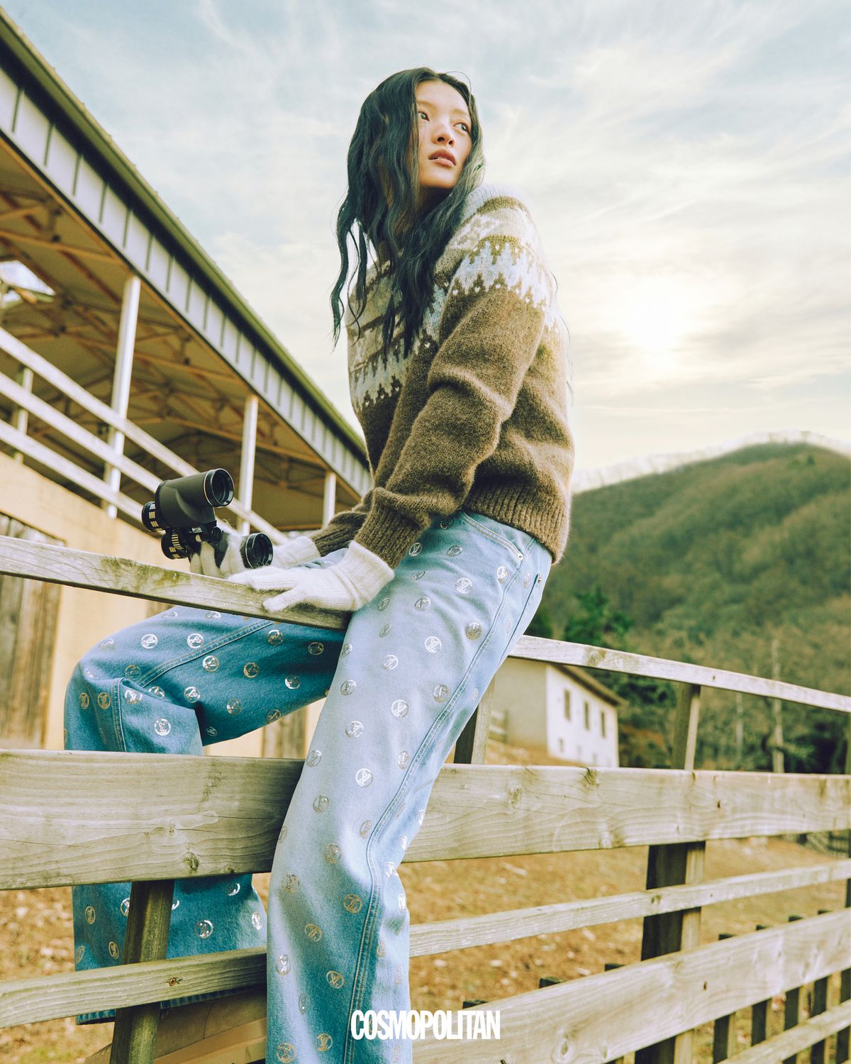 니트 톱, 데님 팬츠, 니트 장갑, 부츠 모두 가격미정 Louis Vuitton.