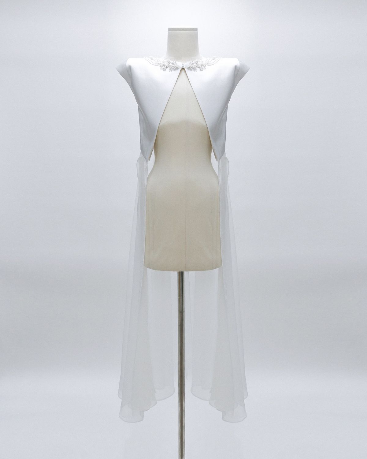 반가사유상에서 영감을 받은 가운. 인스타그램 @leje.official