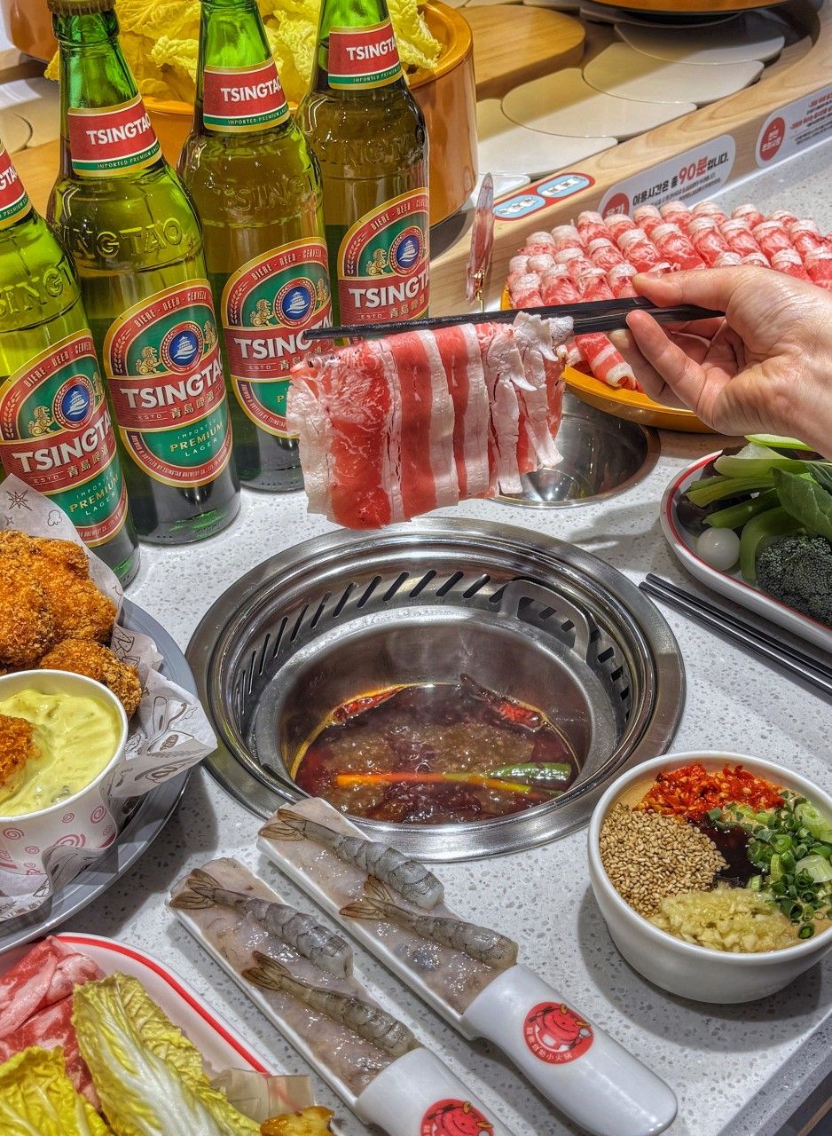 회전 초밥처럼 레일 위를 도는 재료를 골라 담아 1인용 훠궈를 무한리필로 즐길 수 있는 용가훠궈. 사진 네이버지도 용가훠궈 업체 등록 사진 