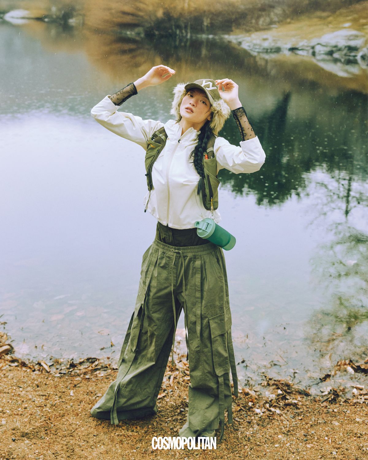 러닝 베스트 14만5천원, 재킷 27만원, 트레킹화 26만원 모두 Salomon. 시스루 보디슈트, 팬츠 모두 가격미정 Dolce&Gabbana. 퍼 볼캡 9만2천원 Open Yy.