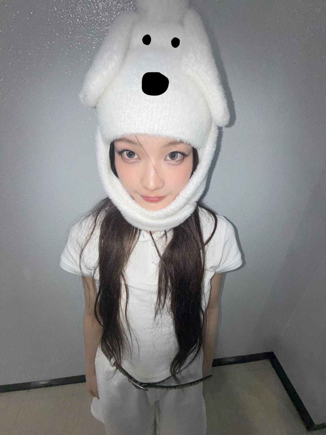 다양한 스타일링이 가능한 털모자를 쓴 이로하. 인스타그램 @illit_official