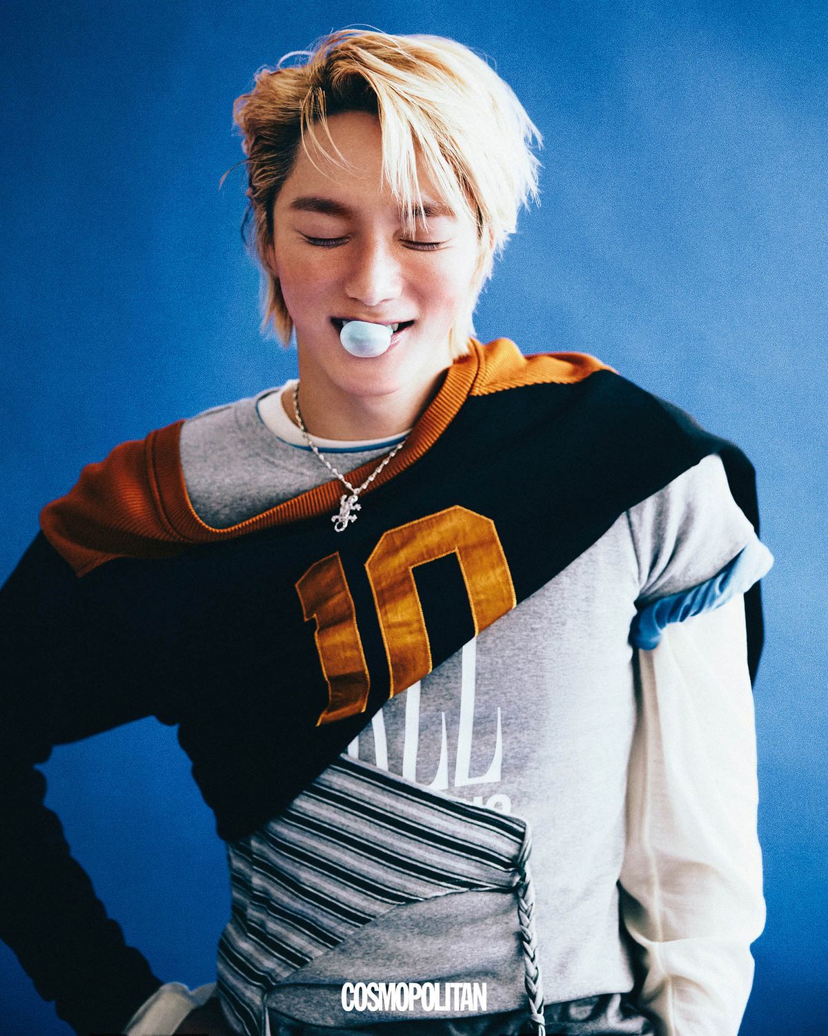 바시티 티셔츠 Maison Margiela. 반팔 티셔츠 Yoomnon. 이너 롱 슬리브 티셔츠 Marine Serre. 목걸이 Moonlight Bohème