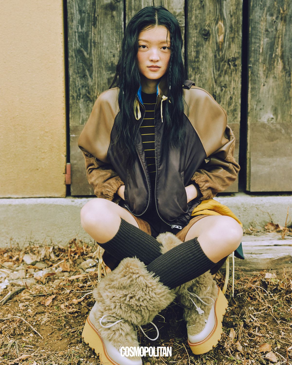 재킷 5백90만원, 쇼츠 2백60만원 모두 Loewe. 티셔츠 가격미정 Tod's. 허리에 달린 볼캡 가격미정 Miu Miu. 니삭스, 퍼 부츠 모두 가격미정 Hermès.