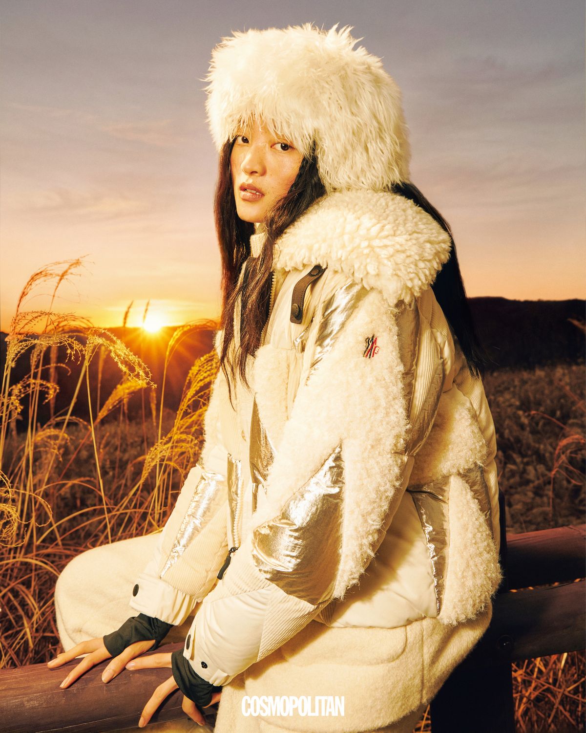 다운 재킷 가격미정 Moncler Grenoble. 레이어드한 알파카 재킷, 팬츠, 퍼 해트 모두 가격미정 Loro Piana.