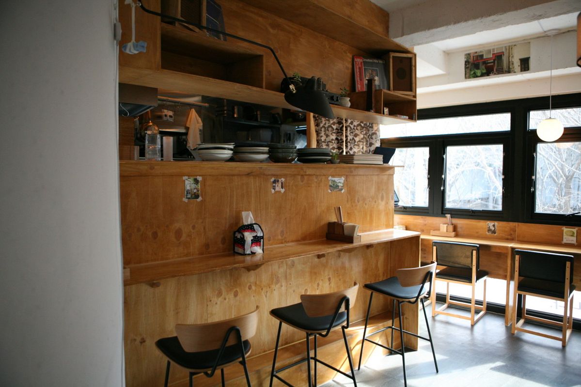 조용한 분위기 속에서 일본 가정식 스타일의 한 끼를 즐길 수 있는 아이오밀. 사진 네이버지도 아이오밀 업체 등록 사진 