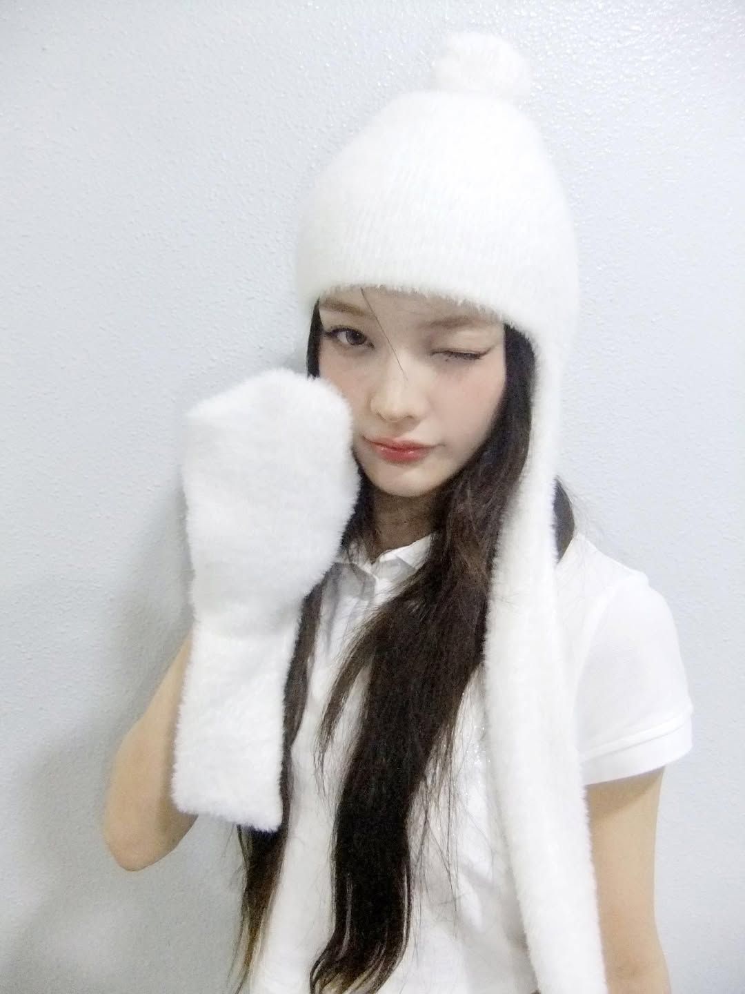 다양한 스타일링이 가능한 털모자를 쓴 이로하. 인스타그램 @illit_official