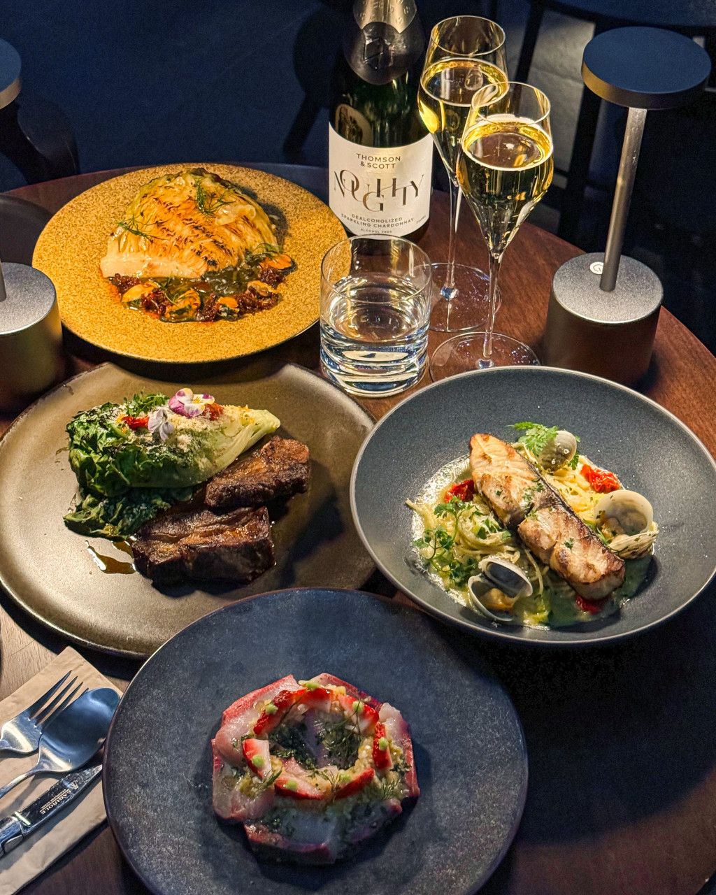  선상 위에서 한강 뷰와 함께 식사를 즐길 수 있는 반포 한강공원 녹트. 사진 네이버지도 녹트 업체 등록 사진