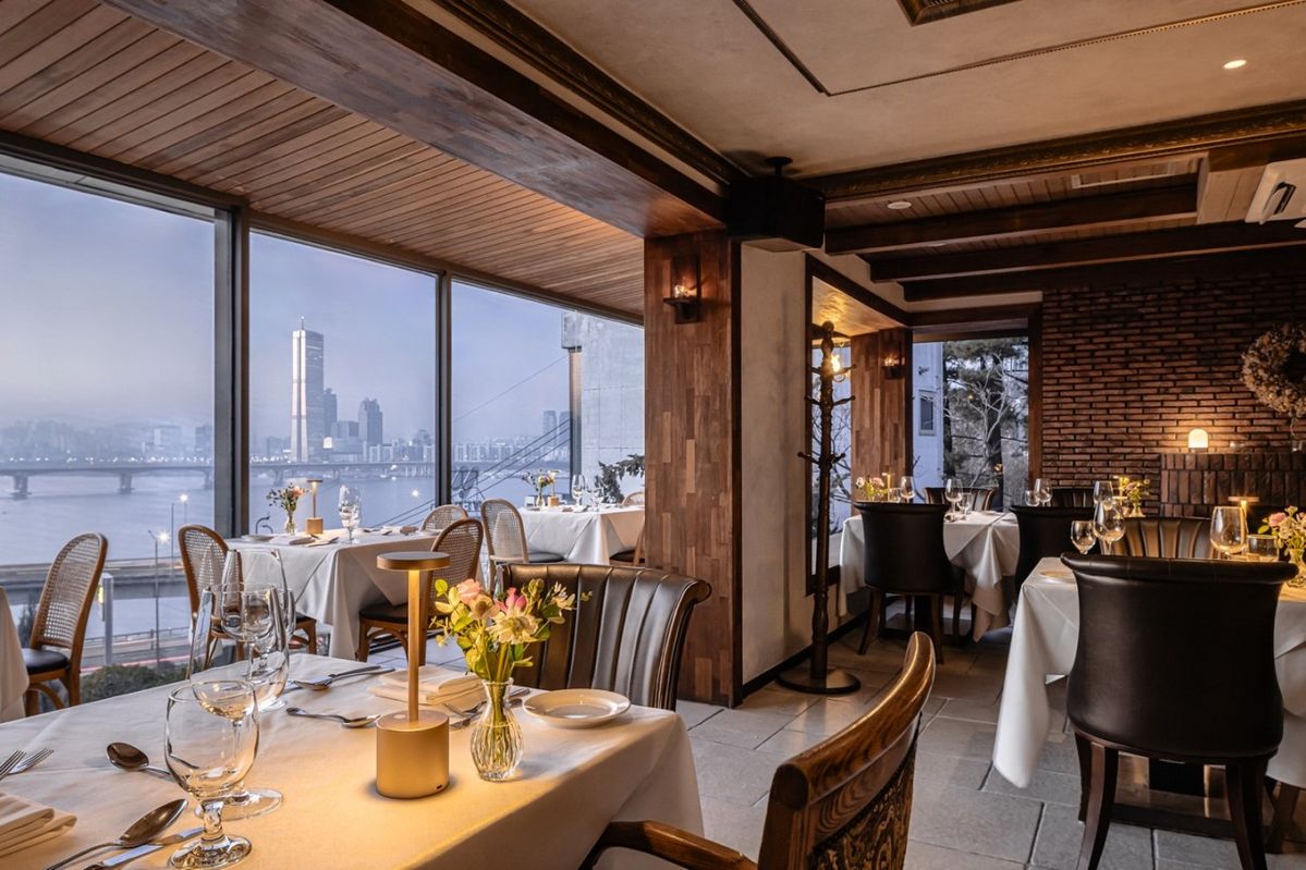 도시적인 풍경과 한강이 한 눈에 들어오는 야경 맛집 아이오유. 사진 네이버지도 아이오유 업체 등록 사진