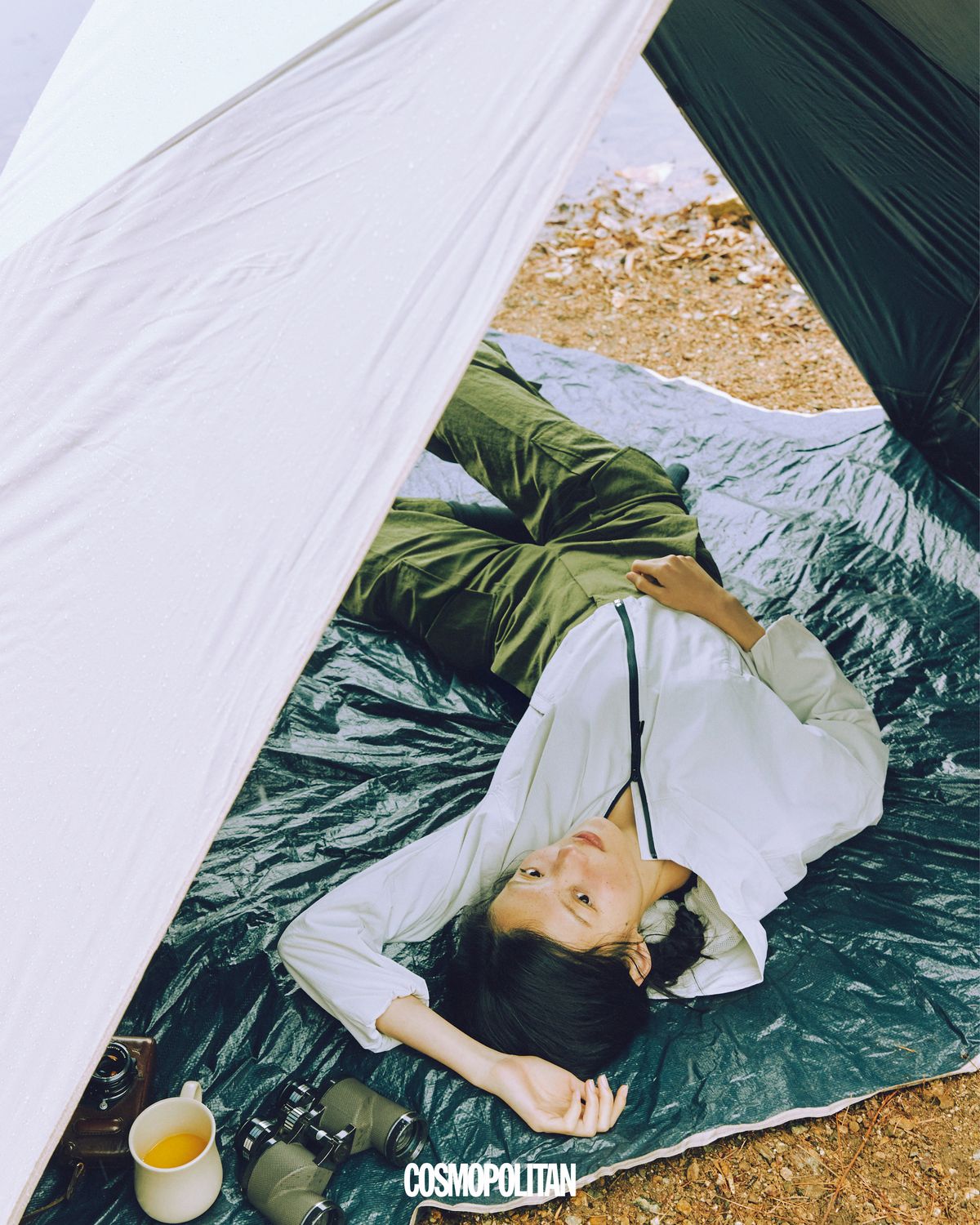 재킷 14만9천원 Under Armour. 팬츠 42만8천원 Eenk. 양말 에디터 소장품.