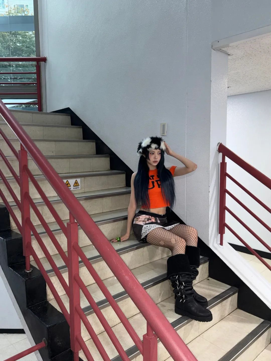 특별한 털모자를 고른 르세라핌 홍은채. 인스타그램 @hhh.e_c.v