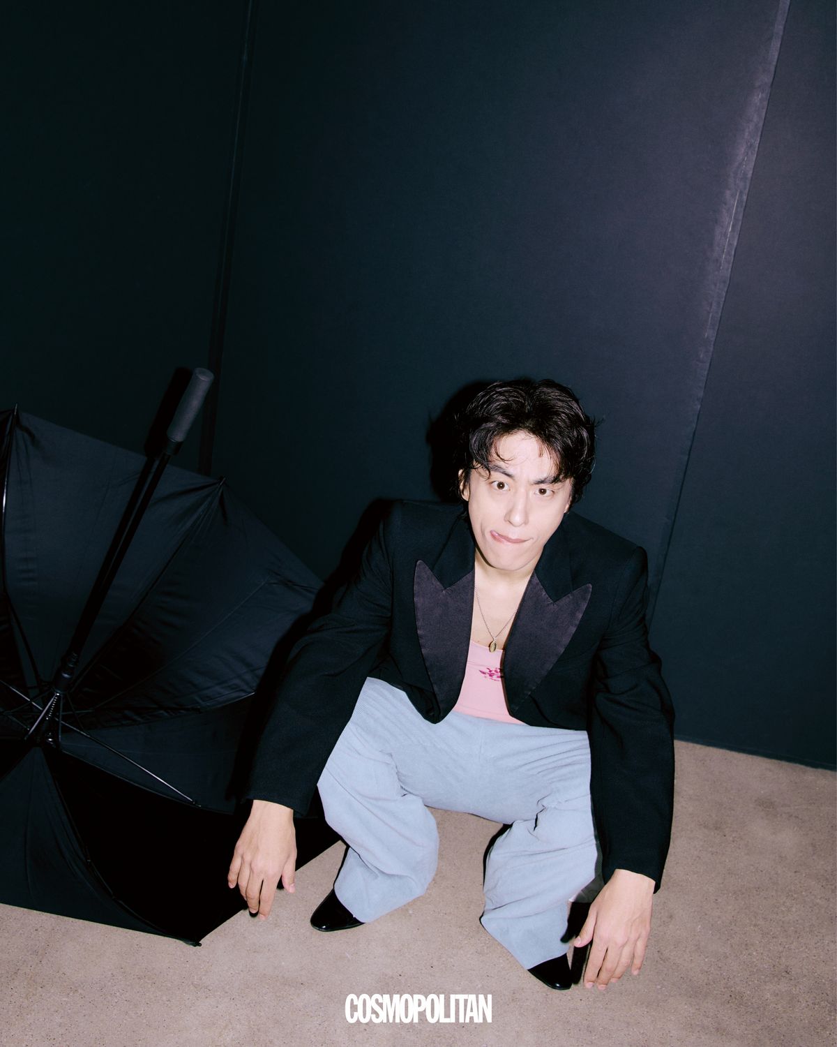 재킷 Maison Margiela. 이너 톱 Acne Studios. 팬츠 YCH. 목걸이, 슈즈 스타일리스트 소장품.