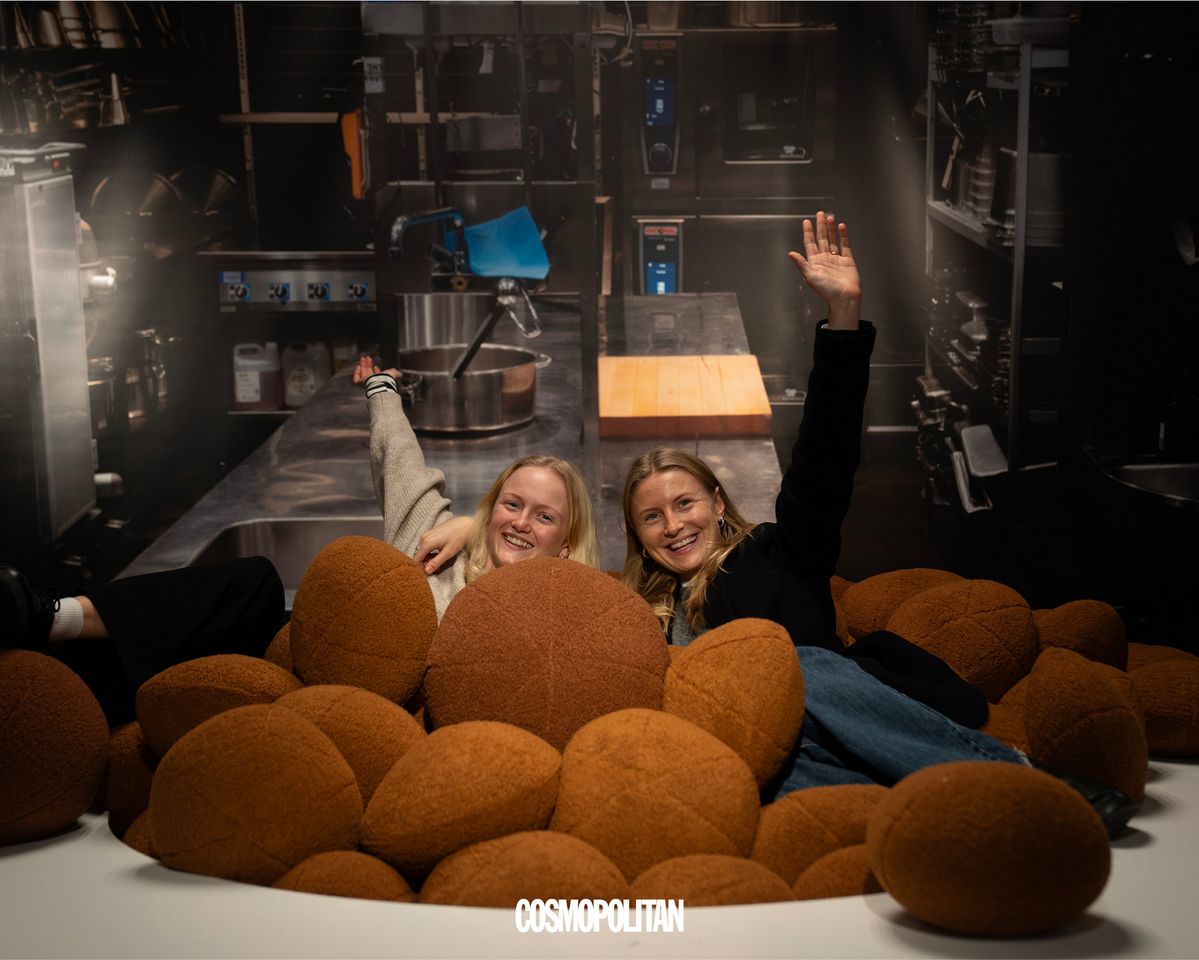 미트볼 쿠션과 인증 샷을 찍는 관람객의 모습