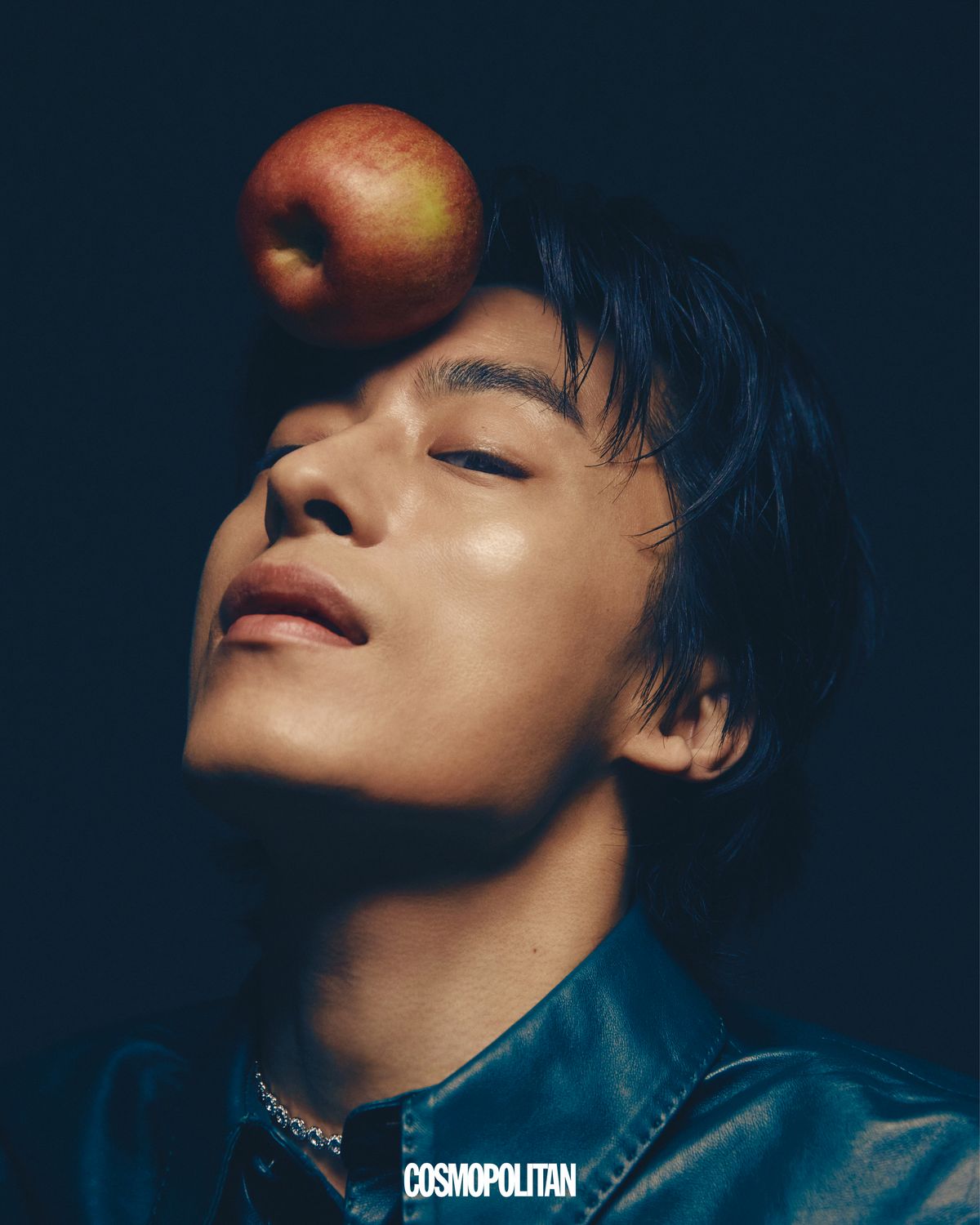 셔츠, 타이 모두 Amiri. 목걸이 Swarovski.