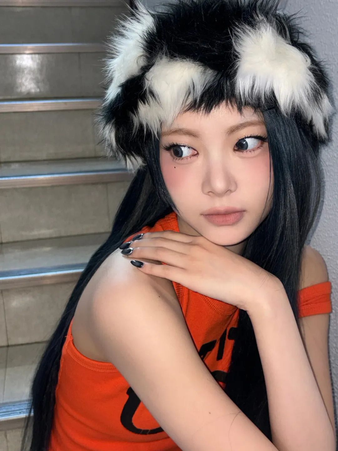 특별한 털모자를 고른 르세라핌 홍은채. 인스타그램 @hhh.e_c.v