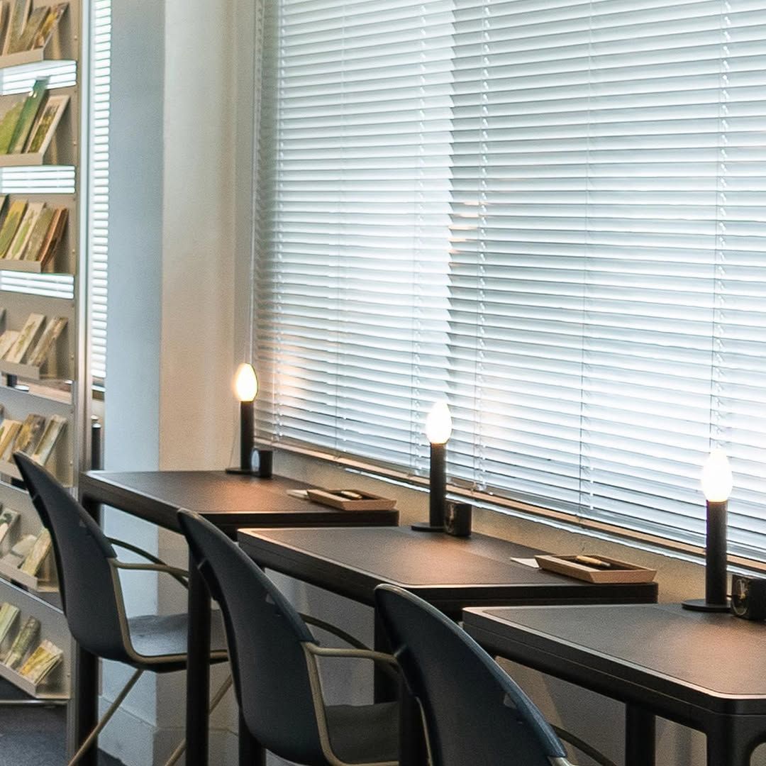 3,000장 이상의 다양한 아트워크 엽서를 감상하고 구매할 수 있는 포셋. 사진 인스타그램 @poset.official