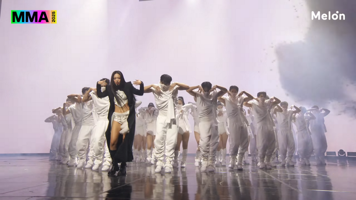 제니를 호위하는 인왕처럼 구성한 백댄서들의 의상. 유튜브 멜론 Melon