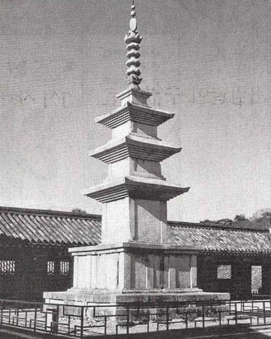 불국사 석가탑에서 영감을 얻은 드레스. 인스타그램 @leje.official