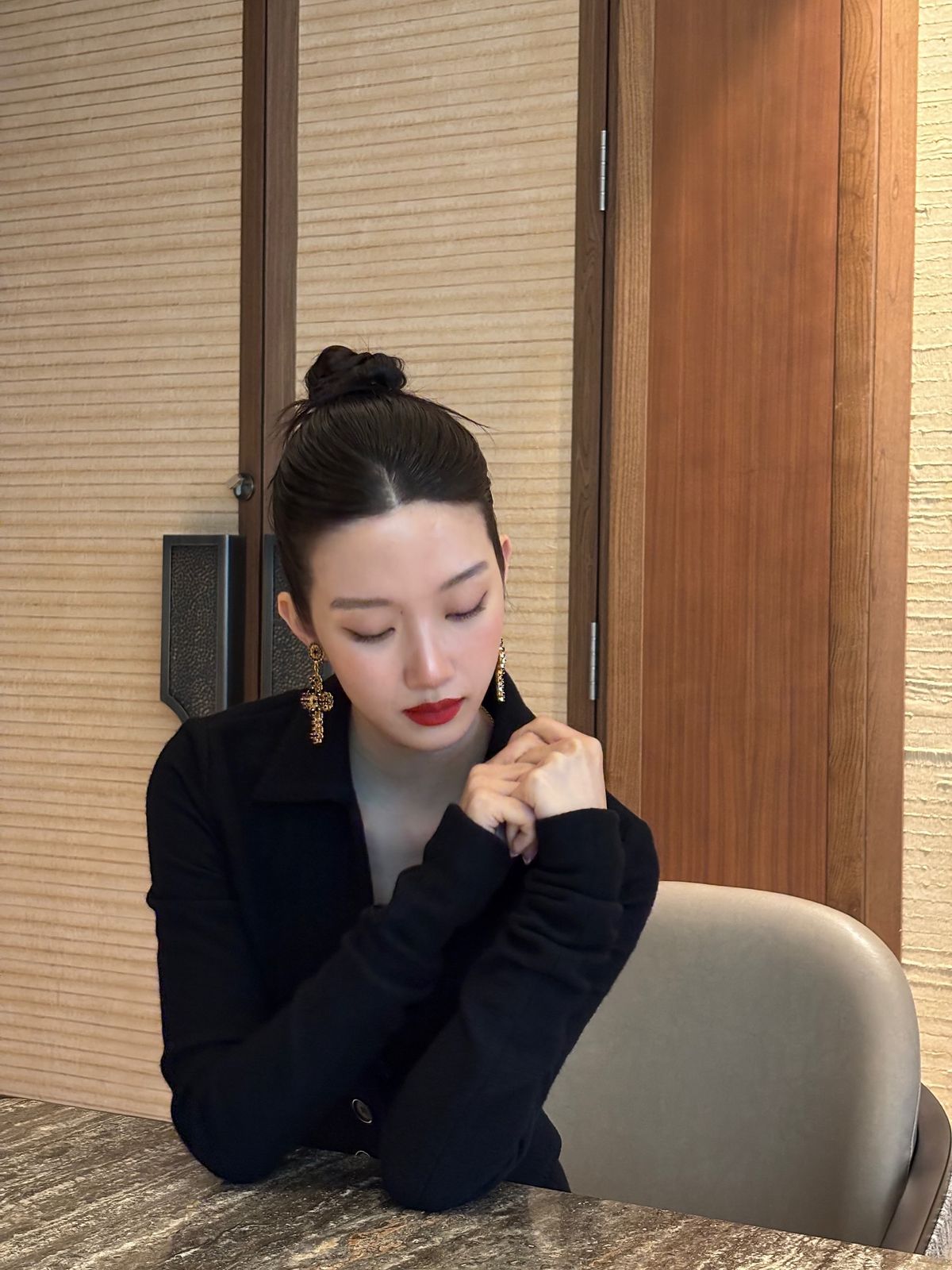 문가영의 올블랙으로 완성한 레드 립 룩. 인스타그램 @m_kayoung