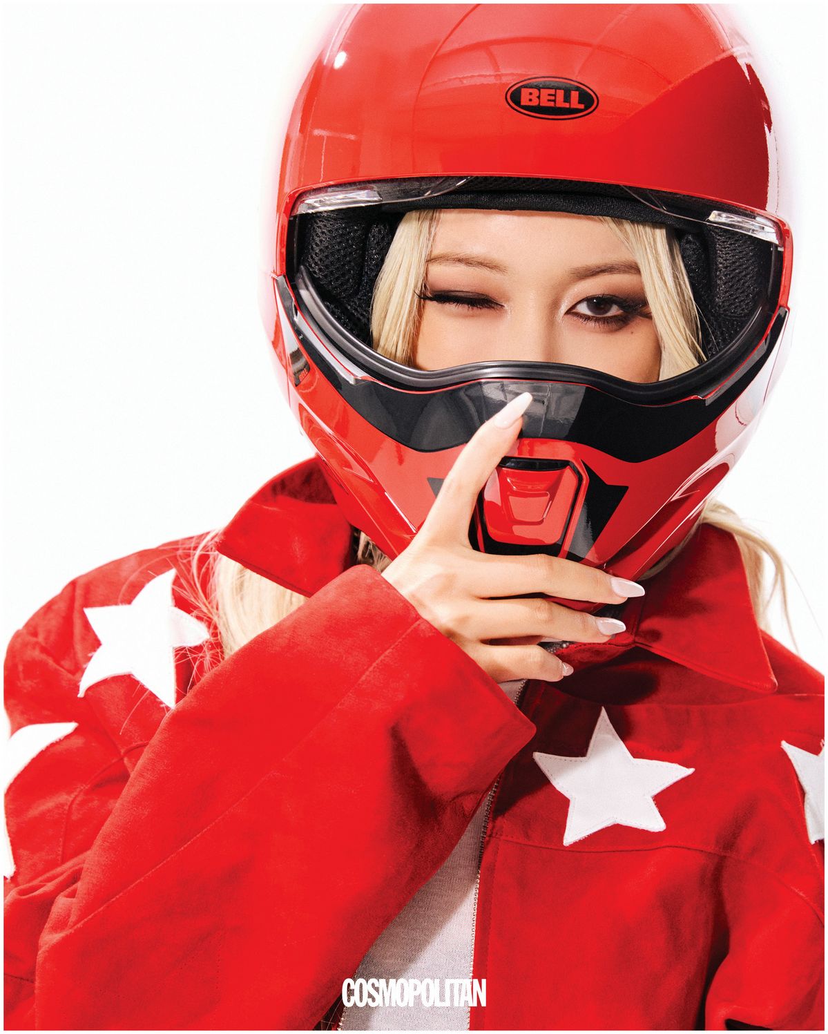 쇼츠 2000 Archives. 슈즈 Ann Demeulemeester. 이너 톱 SKIMS. 재킷, 비니, 양말 스타일 리스트 소장품.