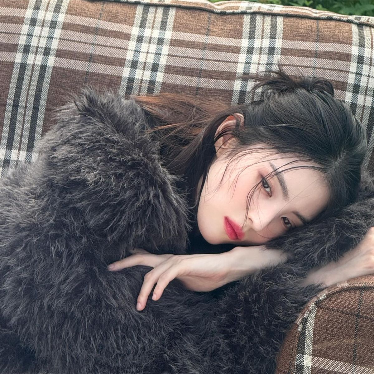 한소희의 레드 립 룩. 인스타그램 @xeesoxee