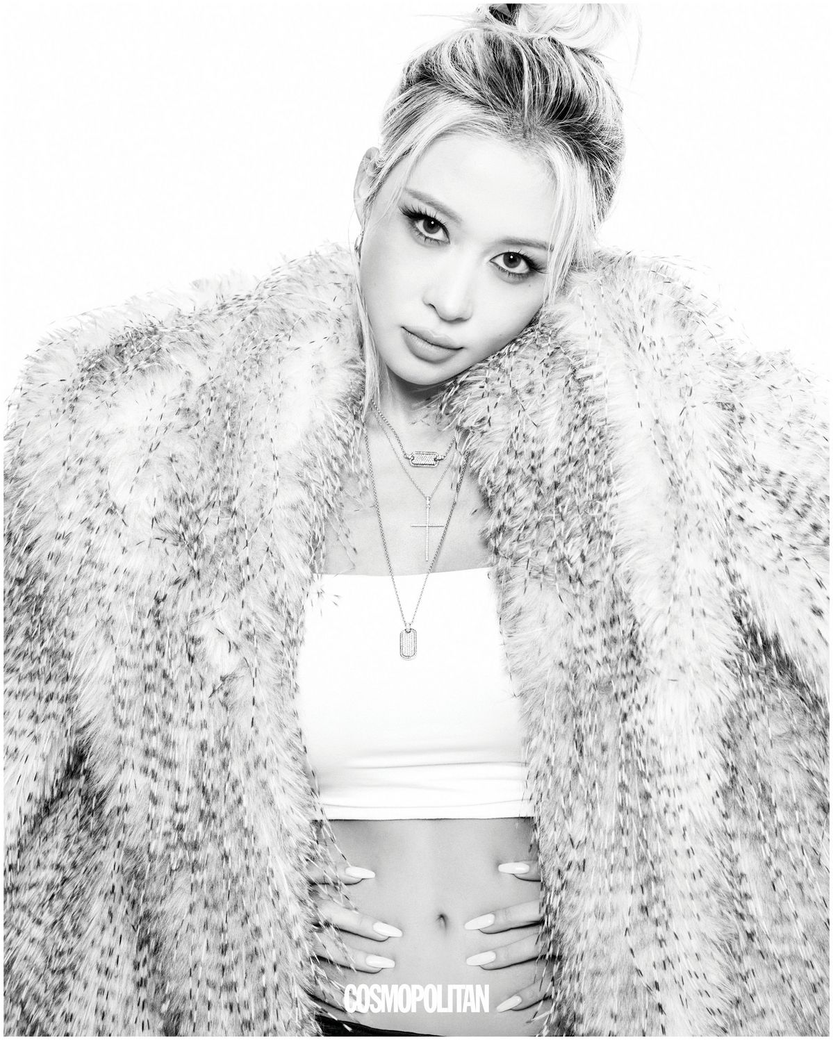 퍼 코트 YCH. 팬츠 Adidas. 목걸이 모두 Sallyson. 브라톱 스타일리스트 소장품.