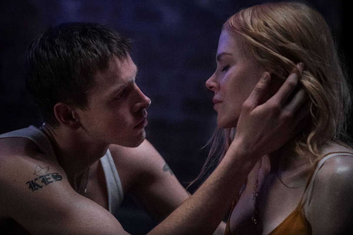 속옷 위로 스킨십하는 방법. 영화 ‘베이비걸’ 스틸컷